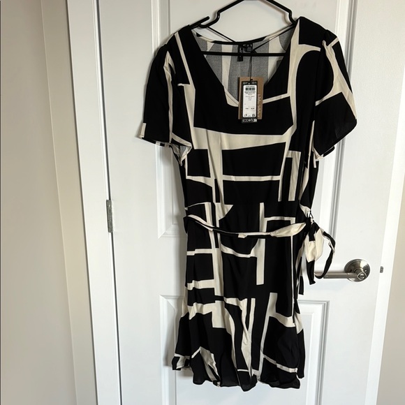 Black and White Geometric Dress - Picture 1 of 3